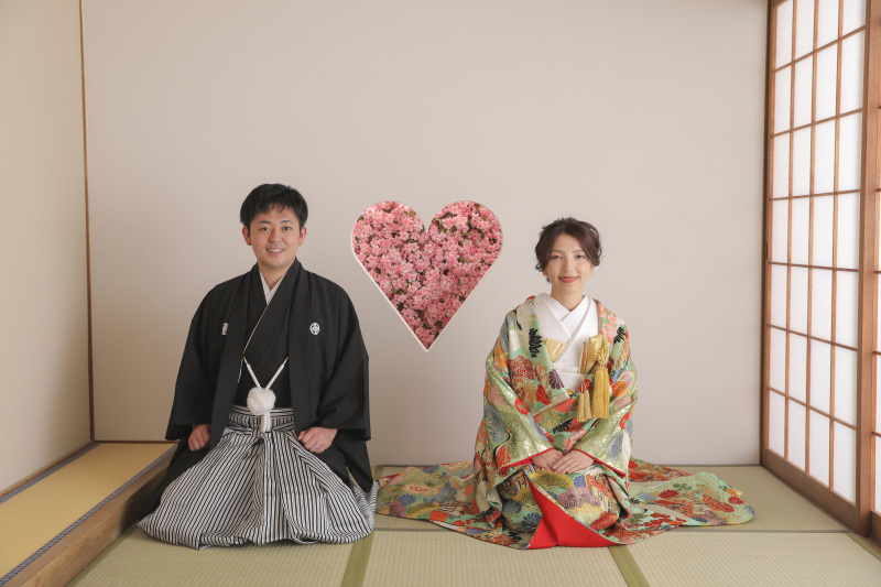 お茶室セットで正座ポーズ