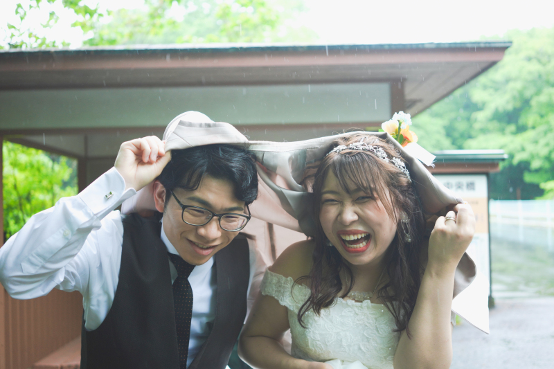 雨の中を走り出す。