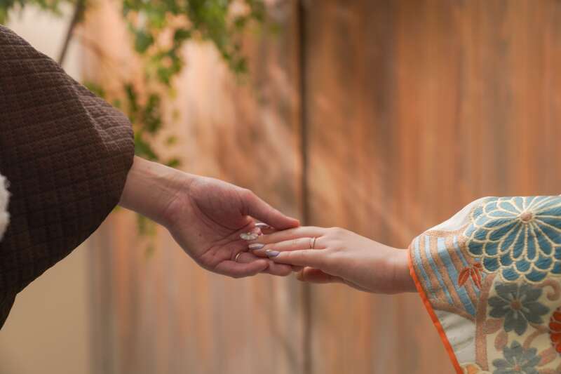 触れ合う手と手