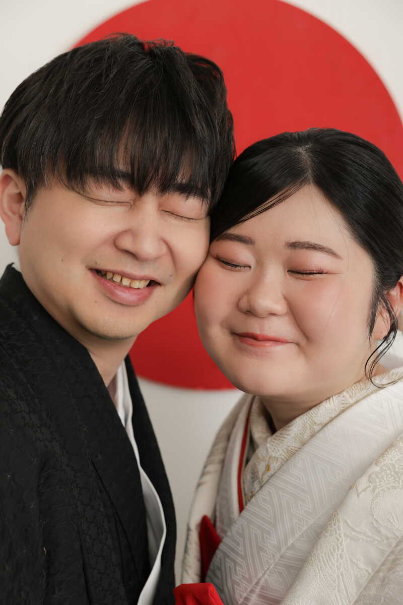 日の丸を背景に