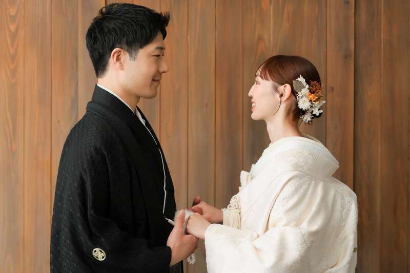 手を取り合って