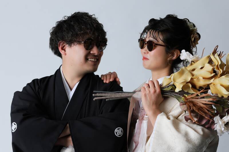 サングラスをかけて