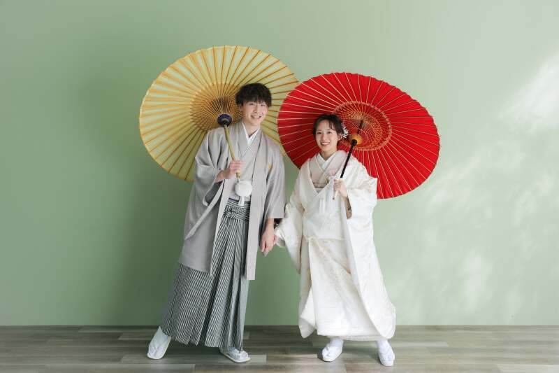 一緒に傘を持って