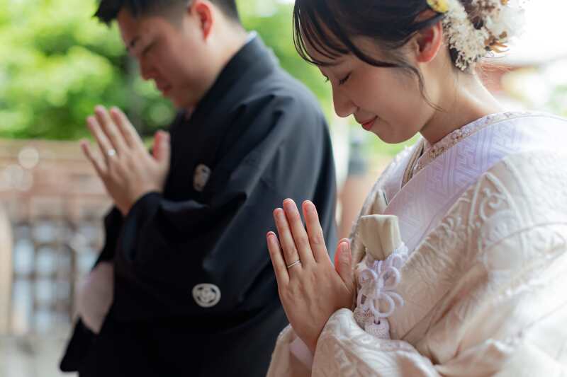 参拝するお二人も