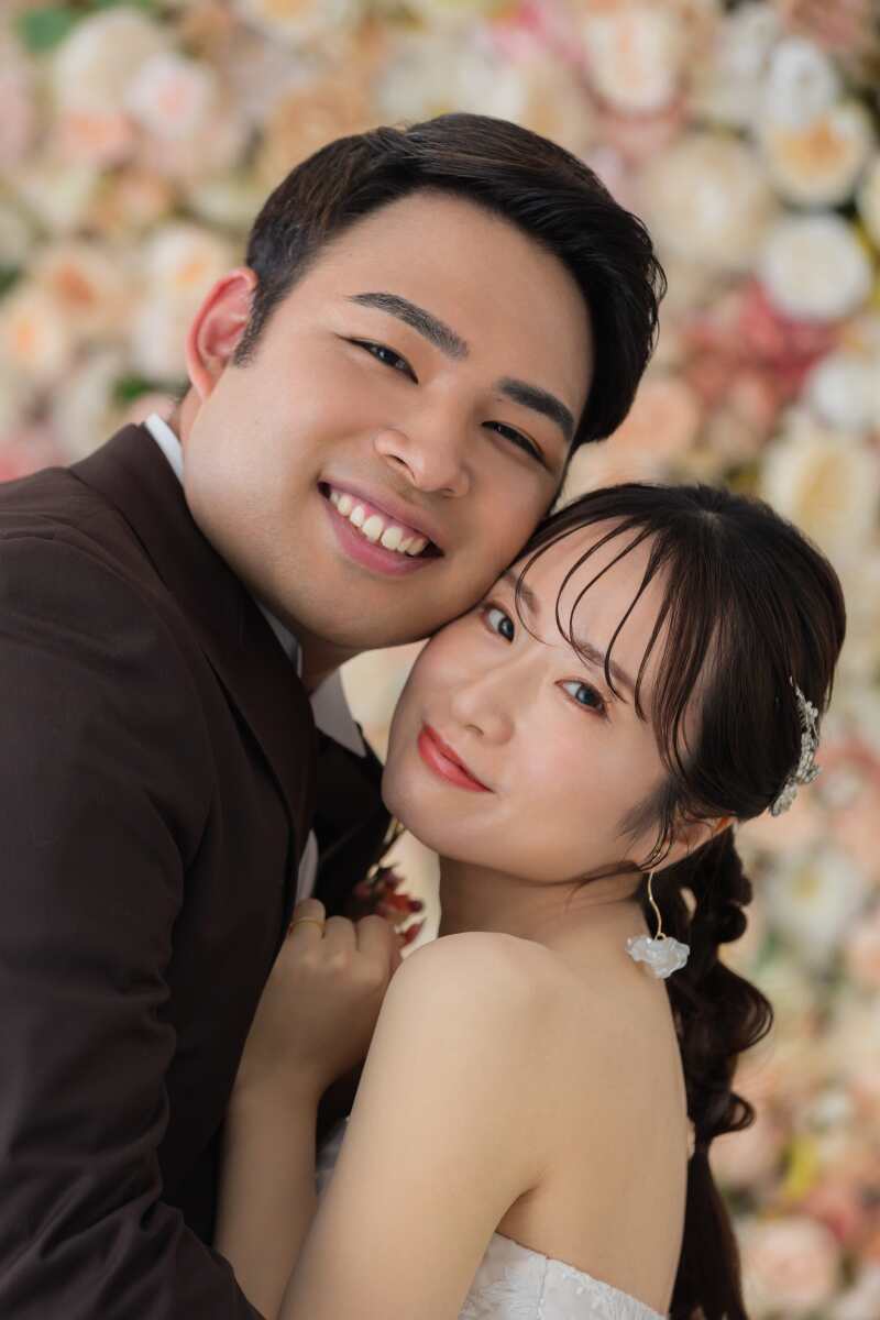 フラワーウォールの前でも