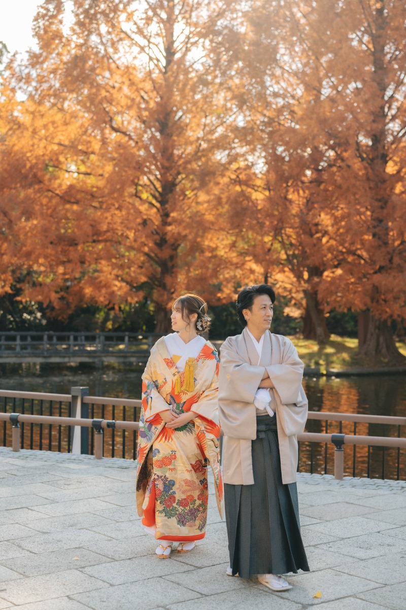 紅葉をバックに