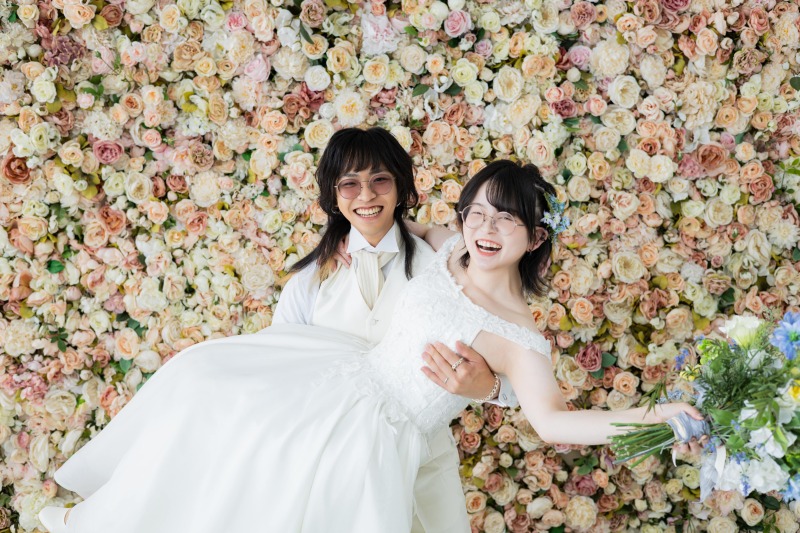 お花いっぱいの背景の中で