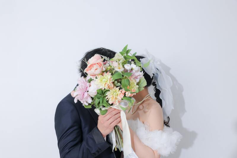 ブーケでお顔を隠して