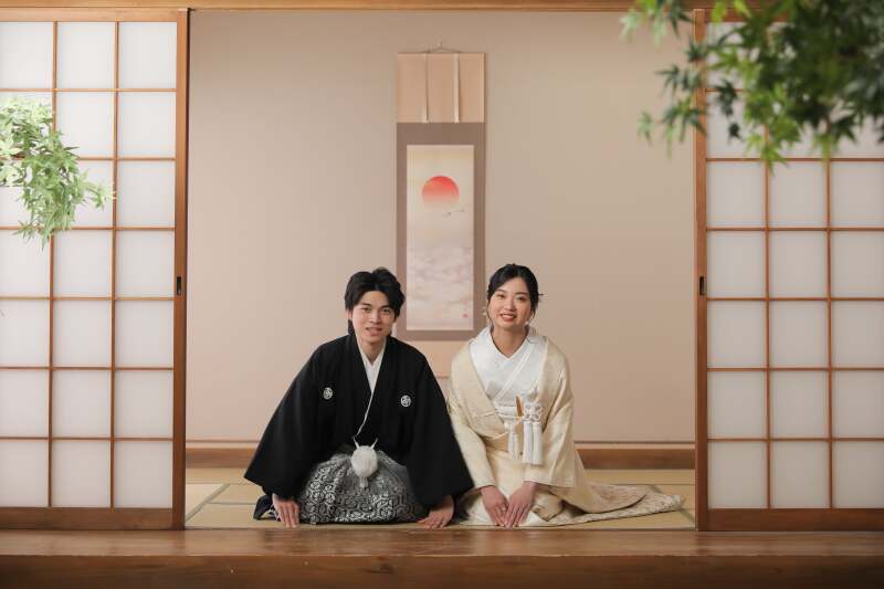 結びは、正座で