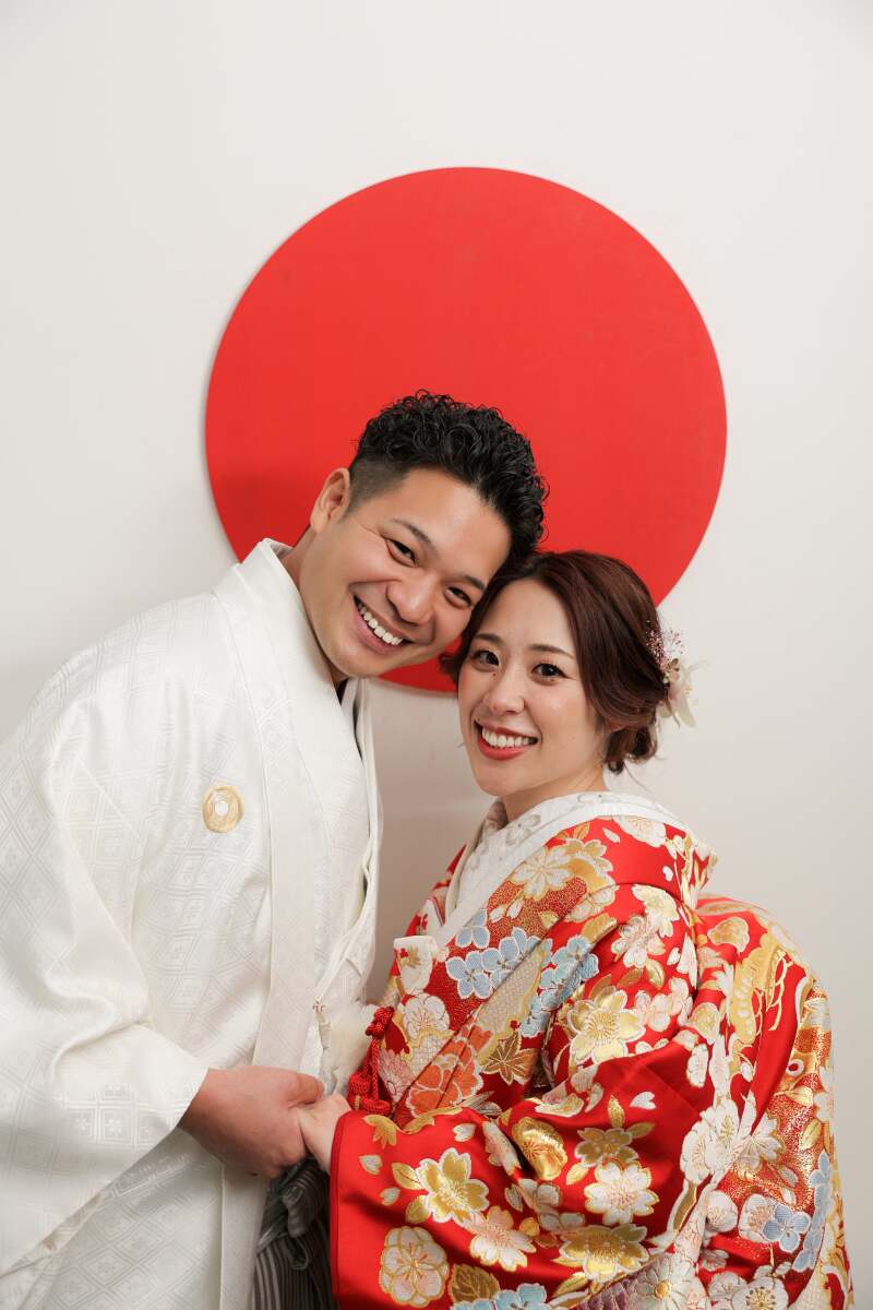 おめでたい紅白な衣装で