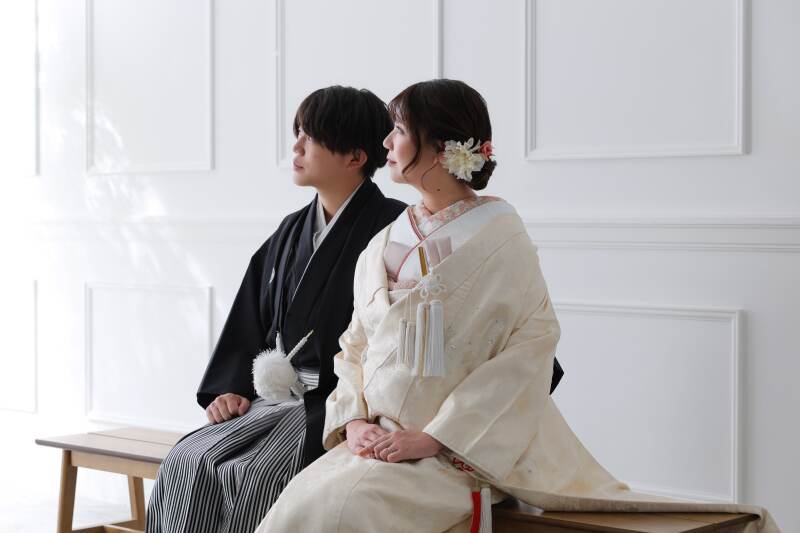 椅子に腰掛けるシーンも