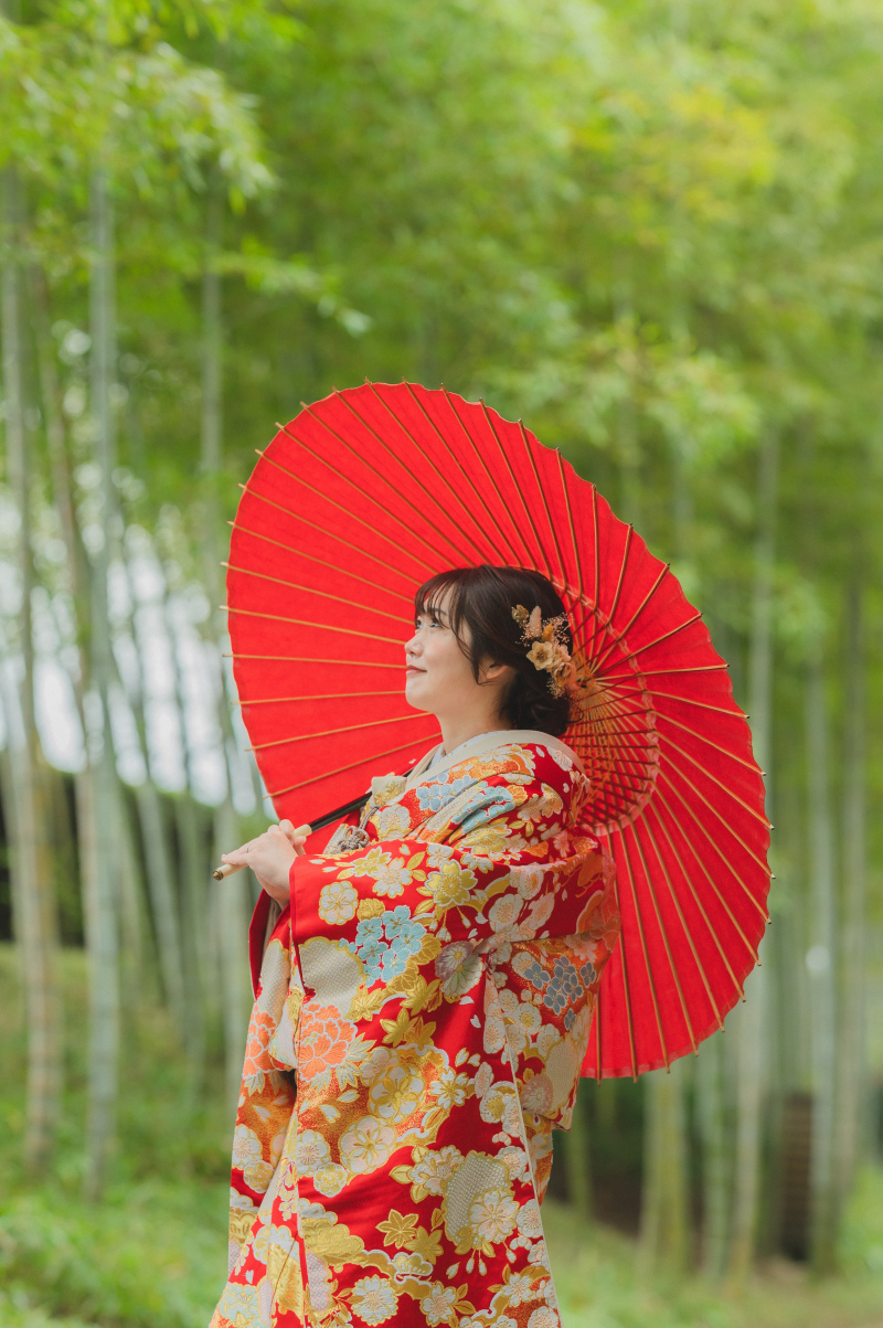 赤い傘と竹林、新婦様を際立たせます!