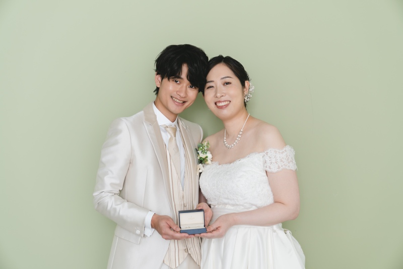 指輪のケースを持って