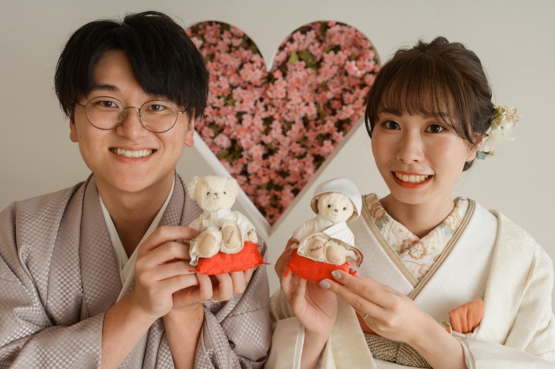 ぬいぐるみを肩に