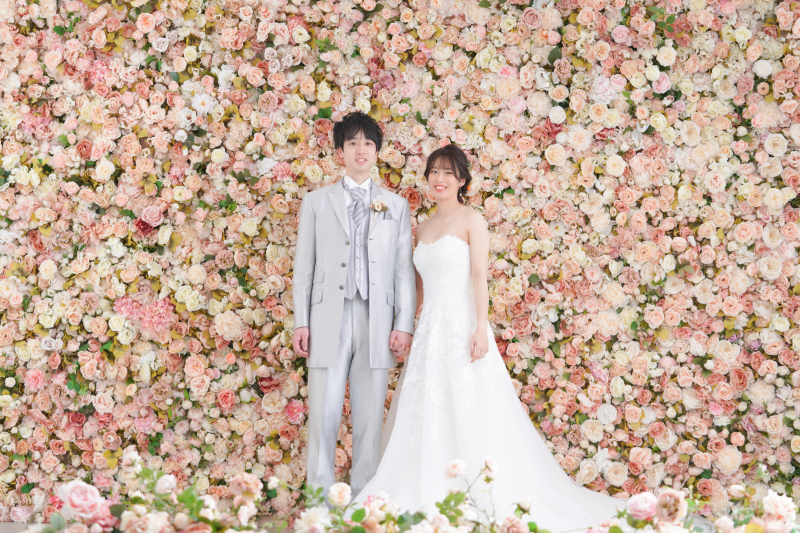 花の背景の前で