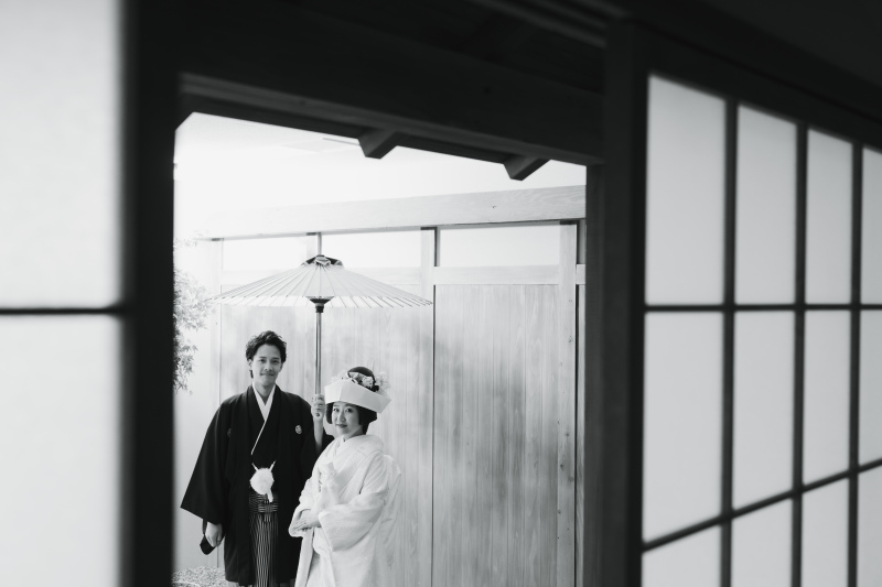 傘を持ちながら