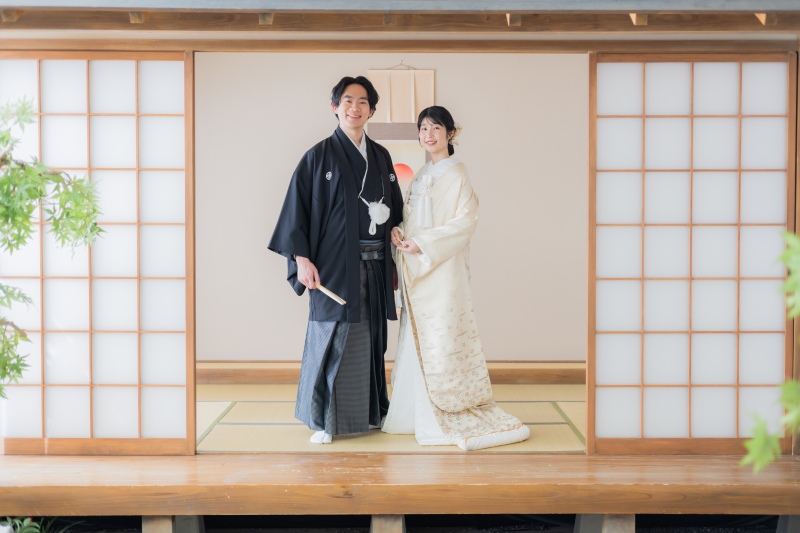 屋内庭園で、色打掛も！白無垢も！