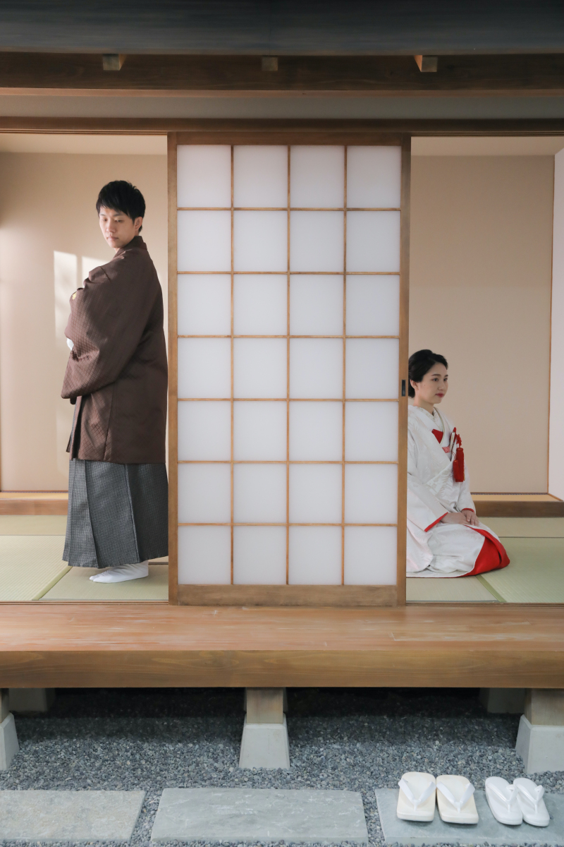 障子窓を挟んでシックな雰囲気で