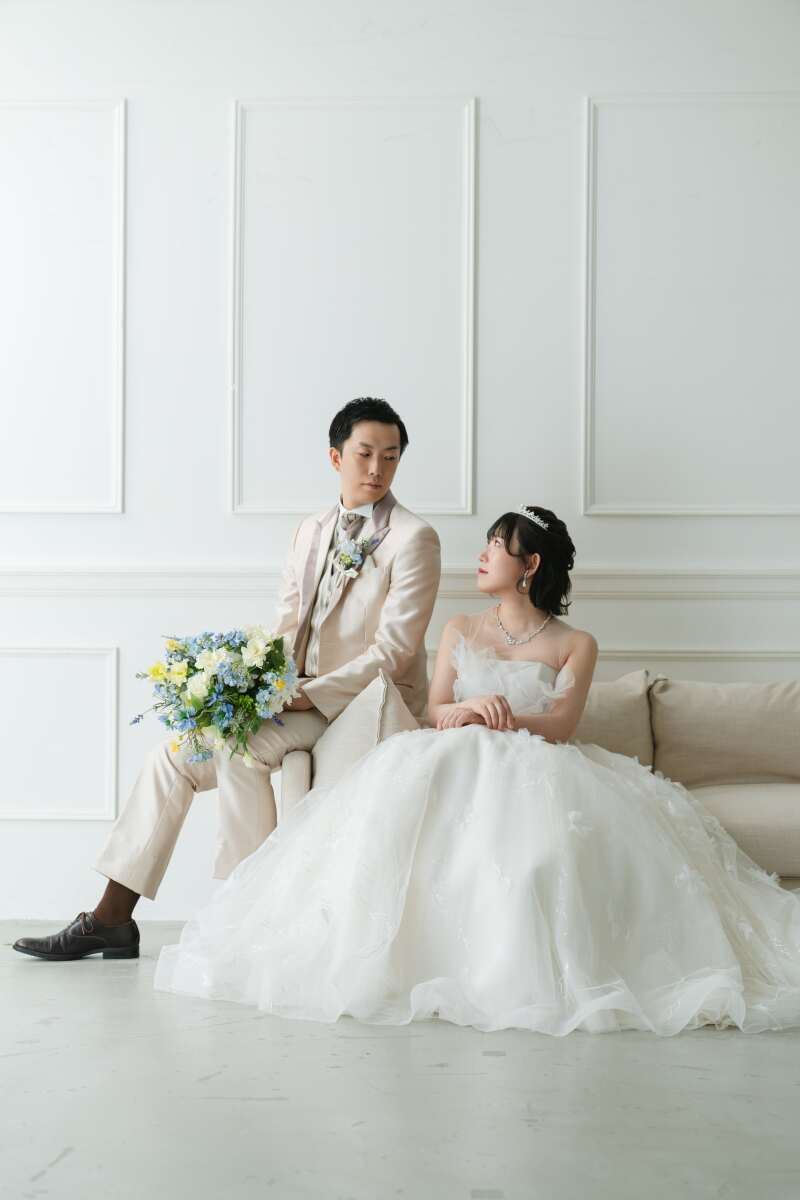 ソファーに腰掛けて