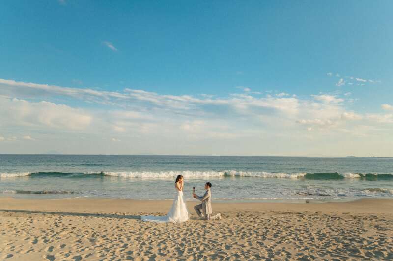 海をバックにプロポーズシーン！