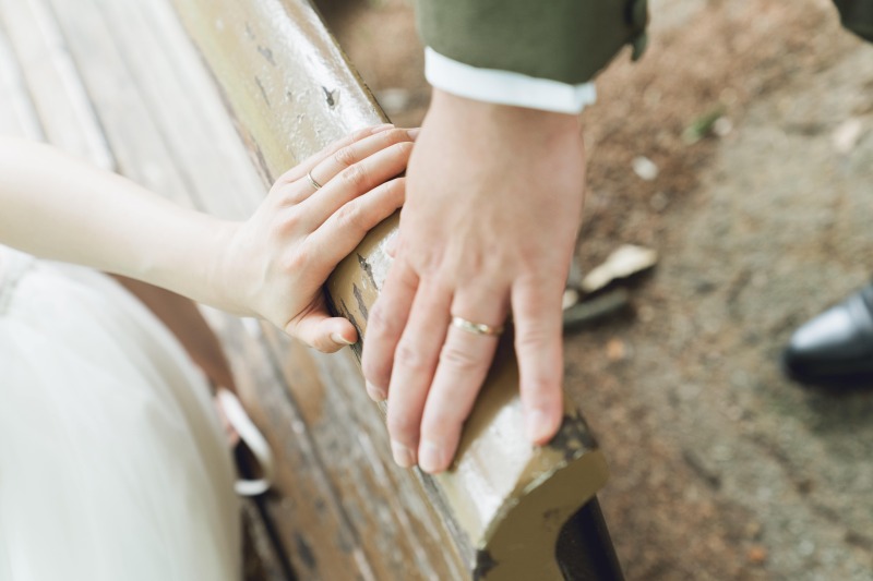 指輪の輝く手元のお写真