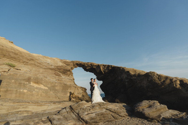岩場の海岸でドラマチックに