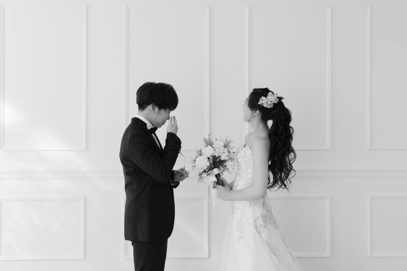 涙ぐむ様子のご新郎様