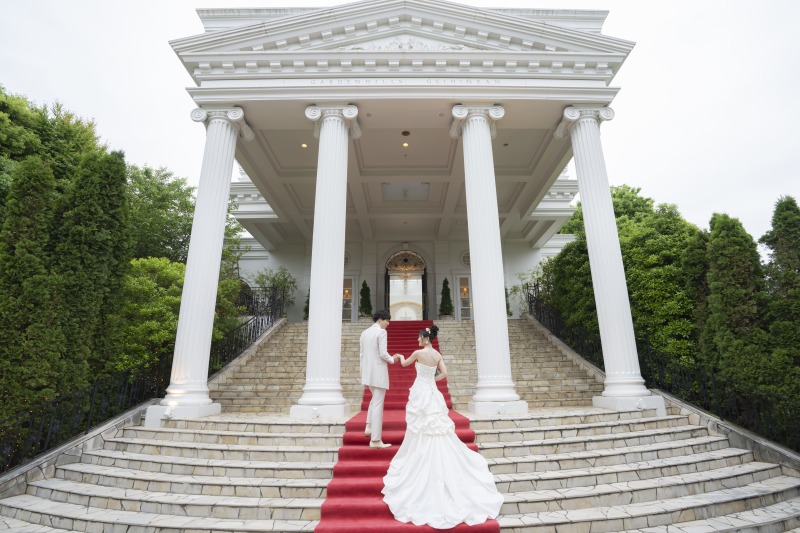 階段には長いトレーンがよく映えます！