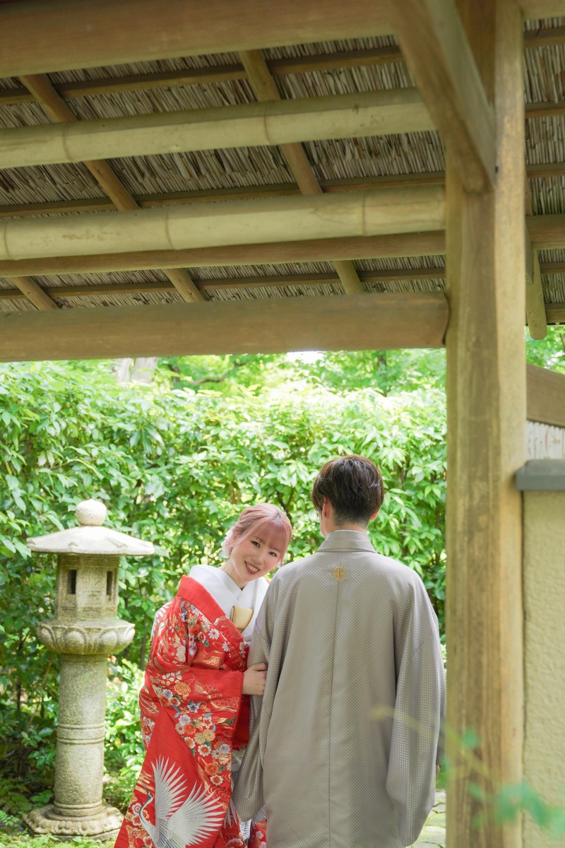 茶室の入り口の前で