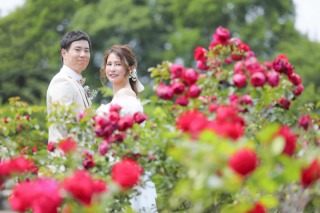 お花に囲まれたロケーション写真はいかがでしょうか？