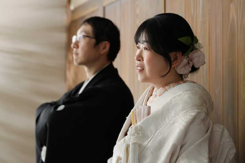 光の差し込む背景で