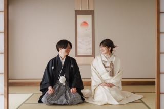 自然な笑顔を屋内庭園で