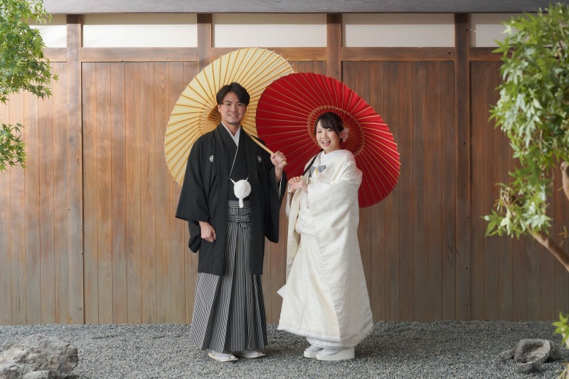 初めは番傘を持って