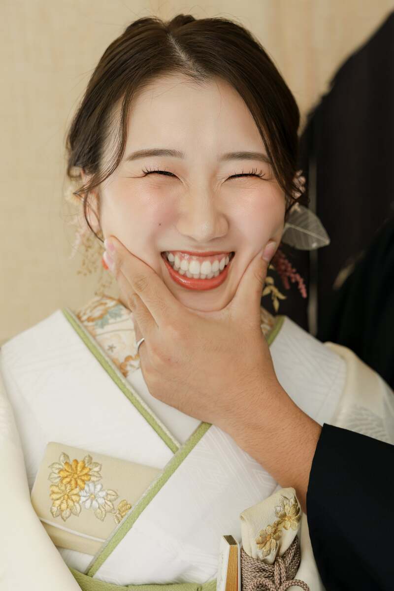 むにっ。
