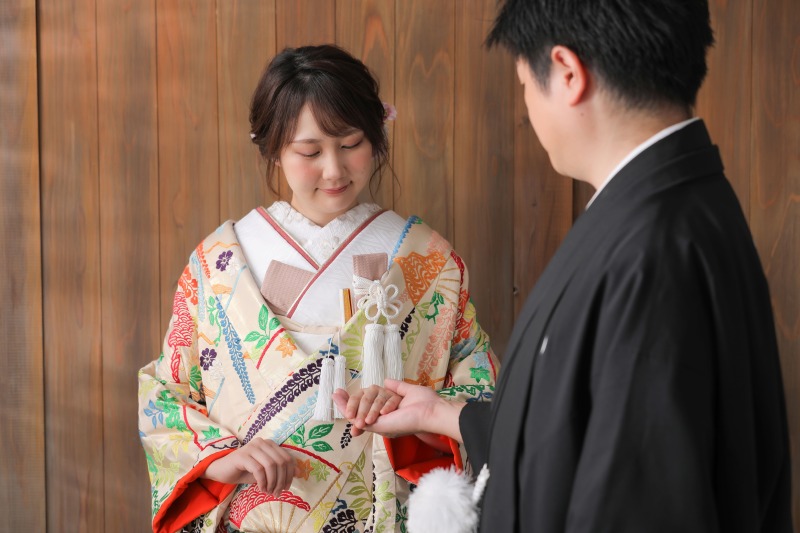 手を取り合って