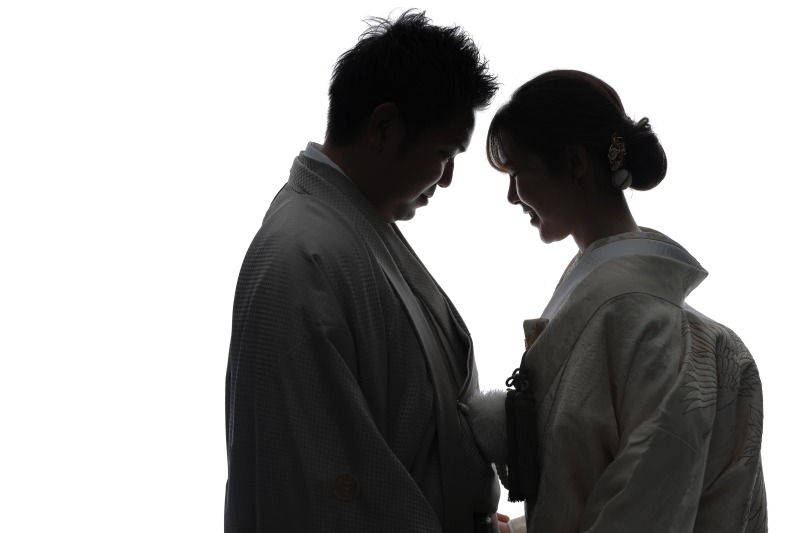 おでこを寄せて……