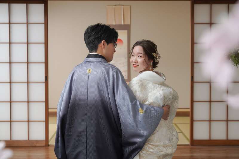 新婦様の振り向き写真 素敵な笑顔が輝きます。