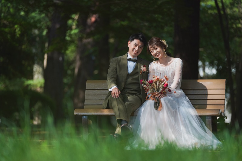 ベンチで寄り添って