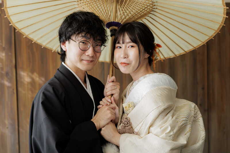 一緒に傘を持って