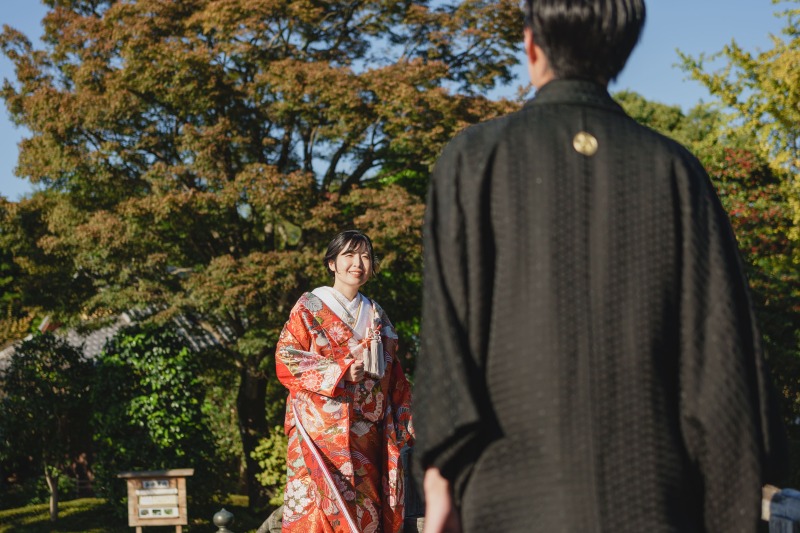 新郎様を見つめる新婦様