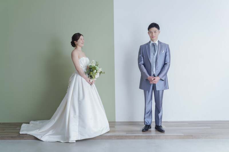 白とピスタチオの背景で