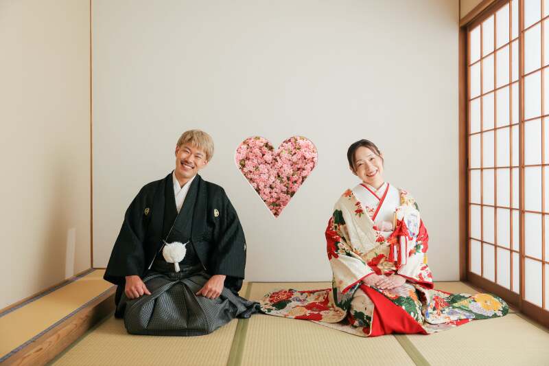 正座で和を、ハートでキュートさを