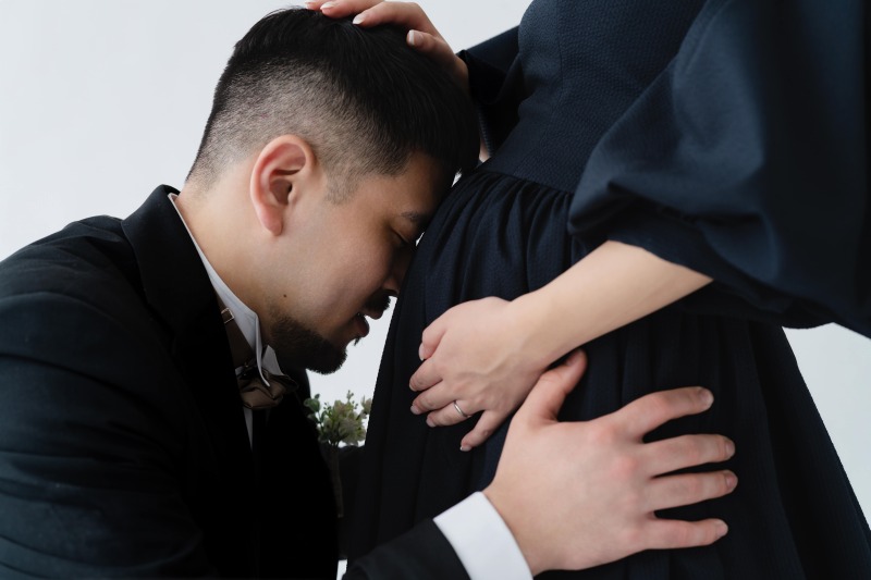 お腹に優しく頭を添えて