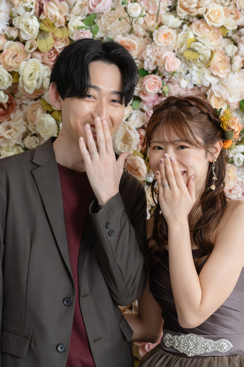 指輪がキラッと