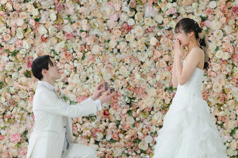 お花いっぱいの背景の中で