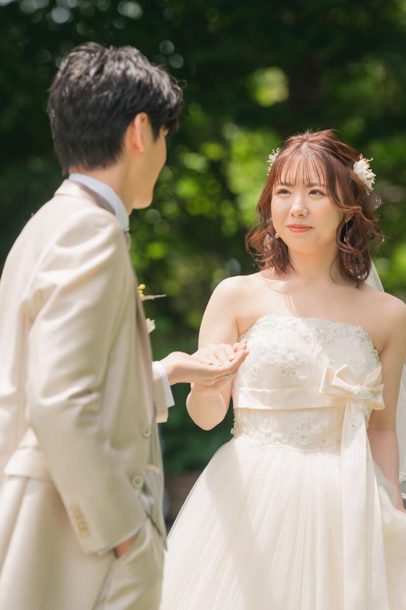 リードする新郎様越しの新婦様。