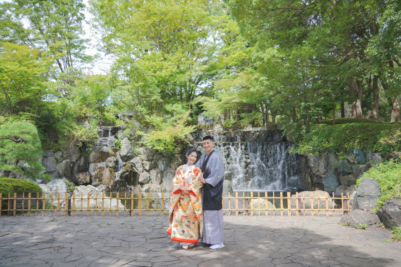 滝をバックに。