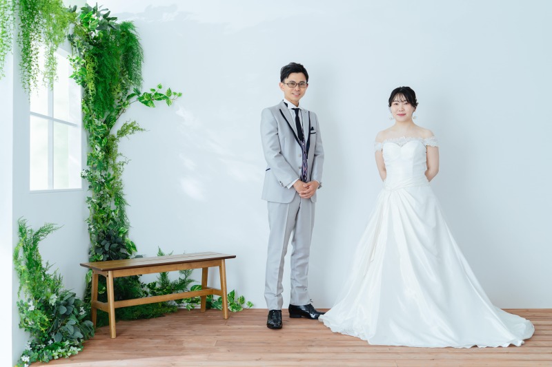 スタジオを変えて洋装も