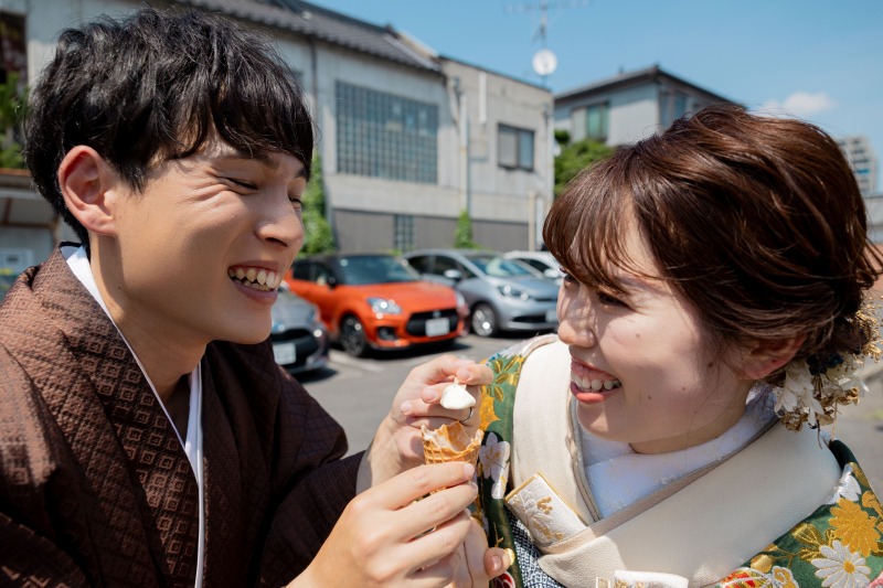 食べさせあって