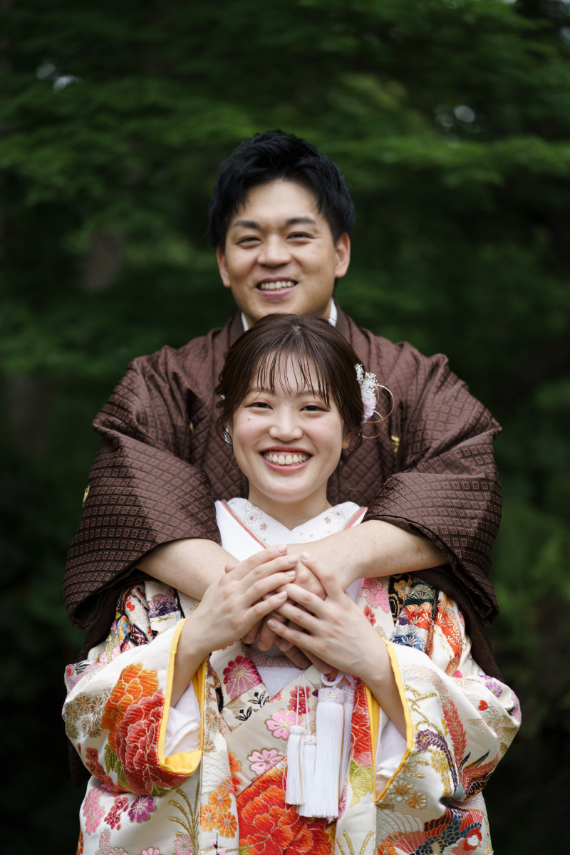 新婦さんにハグ